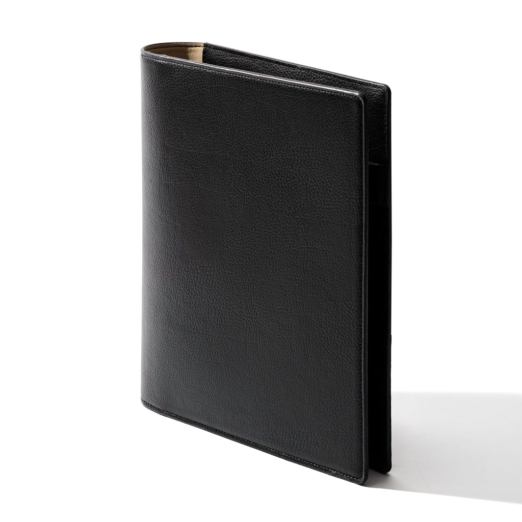 HP Classic  folio displayed at a three quarter angle on a neutral background. Color shown is mesa black.