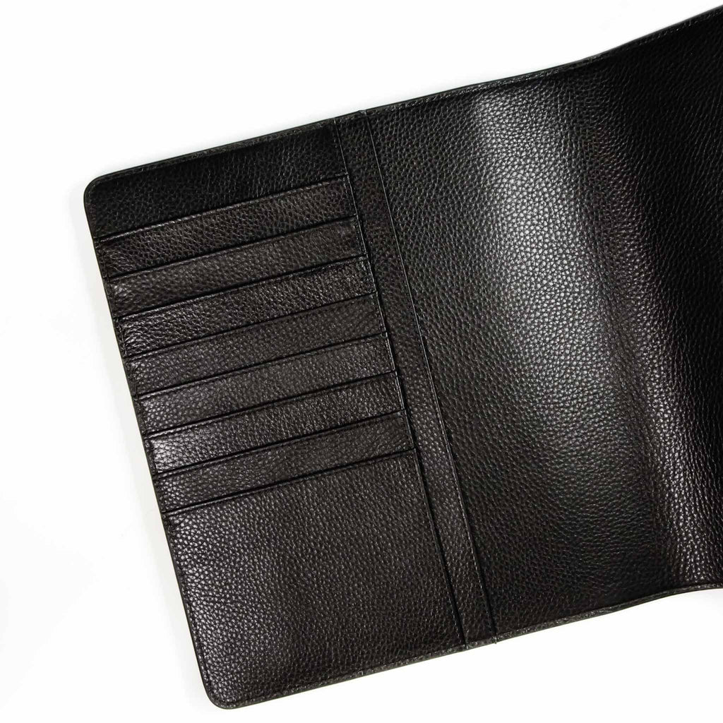 Close up on the inside of the front cover of a black agenda cover. The document pockets, credit card slots, and passport pocket are shown.